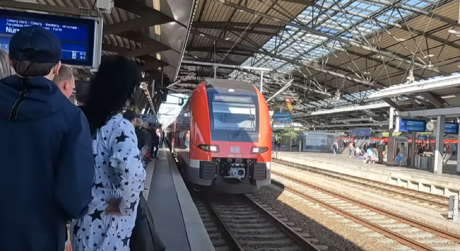 ŽENA (78) SE ZAGLAVILA NA ŠINAMA U TRENUTKU DOK VOZ JURI KA NJOJ Drama u Nemačkoj