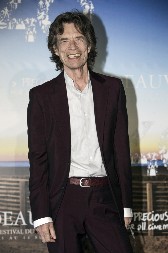 KAKO IZGLEDA ZALJUBLJENI MUŠKARAC U 82. GODINI Evo šta je Miku Džegeru priredila 44 godina mlađa devojka, svi zanemeli