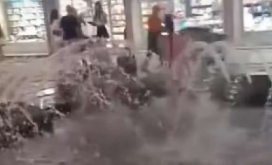 SKANDAL U CENTRU BEOGRADA! Dve devojke nage razmenjivale nežnosti naočigled roditelja sa decom (VIDEO)