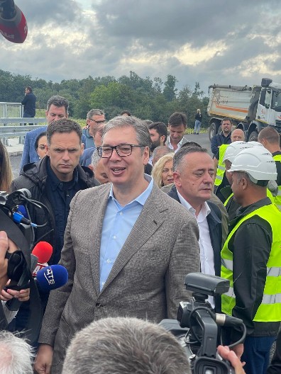 "KAO NA PISTI ZA FORMULU 1": Vučić obišao radove na brzoj saobraćajnici Slepčević - Badovinci (VIDEO)