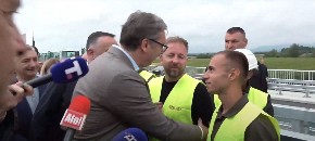 "NEKADA SAM VOLEO MIRIS UŠTIPAKA, A SADA OBOŽAVAM MIRIS ASFALTA" Vučić se rukovao sa radnicima koji rade na izgradnji brze saobraćajnice Slepčević – Badovinci