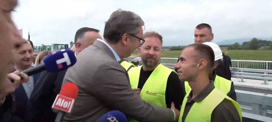 "NEKADA SAM VOLEO MIRIS UŠTIPAKA, A SADA OBOŽAVAM MIRIS ASFALTA" Vučić se rukovao sa radnicima koji rade na izgradnji brze saobraćajnice Slepčević – Badovinci
