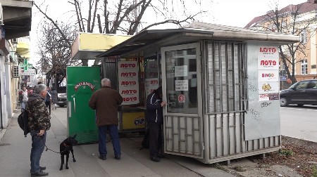 DOBILI NA LUTRIJI, PA IH POTERAO MALER Ostavili listić na kauču, kad su se probudili usledio je šok