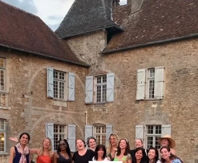 KAMP U FRANCUSKOM SELU JE PRAVI HIT Smeštaj za 2026. je rasprodat za sedam minuta, a  preko 10.000 žena je na listi čekanja - evo u čemu je fora