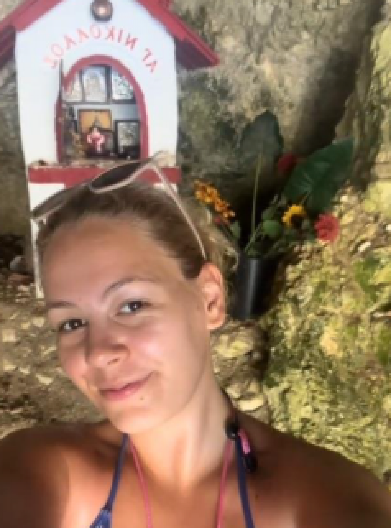 SRPKINJA UŠLA U KAPELU U BIKINIJU I ZANEMELA! Nije verovala da će ovo ikad uraditi, skiper joj otkrio tajnu koju malo ko zna! (VIDEO)