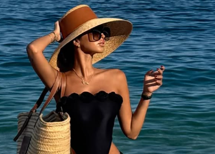 PLAŽOM PRODEFILOVALA KAO MODNA IKONA! Đina Džinović dominira letnjim stilom, sve oči uprte u nju (FOTO)