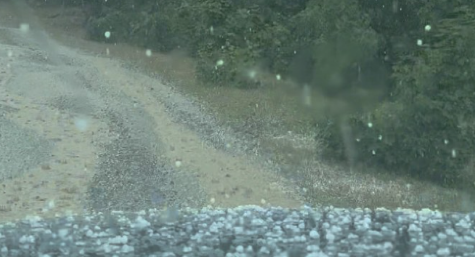 SVE SE ZABELELO! Nevreme pogodilo Crnu Goru, grad potukao sve! (VIDEO)