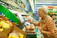 SNIMAK KOJI VRAĆA VERU U LJUDE Baka krenula da plati račun u prodavnici, a onda je gest nepoznatog heroja rasplakao region! (VIDEO)