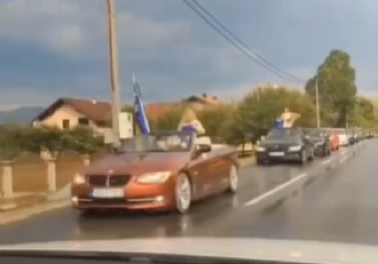 NEVIĐENA SCENA NA SVADBI U BOSNI Srpska i bošnjačka kolona se sudarile u centru grada - a onda je usledilo nešto što niko nije očekivao! (VIDEO)