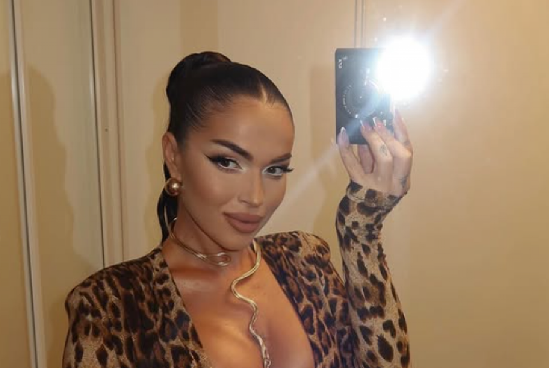 SILIKONI STISLI OGRLICU! Pevačica se utegla u korset, dekolte samo što ne pukne! (FOTO)