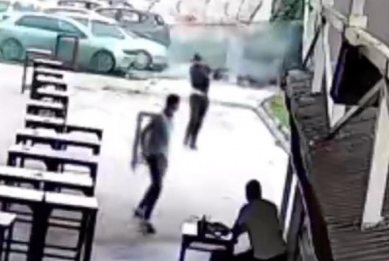 PUCNJAVA ISPRED KAFIĆA USRED BELA DANA! Isplivao snimak obračuna u Visokom, kamere sve zabeležile: Evo ko je pucao, a ko je BIO NA METI (VIDEO)