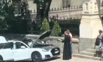 "BOŽE, POMOZI MU!" Sveštenik izašao iz crkve pa prišao audiju, zbog onog što je uradio region se valja od smeha! (VIDEO)