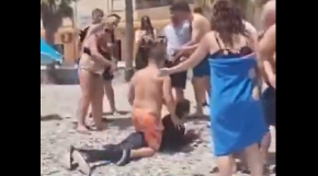 ISKRCALI SE NA PLAŽU, KRENULA JE POTERA Turisti u papučama jure i obaraju migrante (VIDEO)