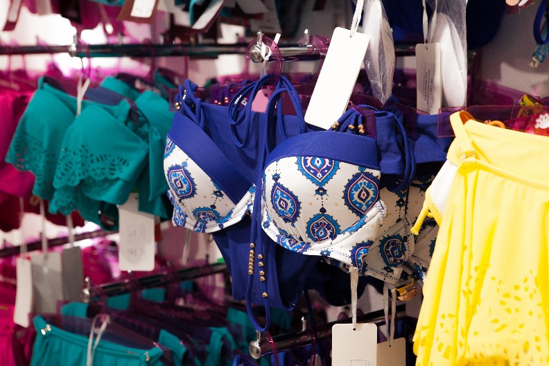 AKO JOŠ NISTE OTIŠLI NA MORE, IMAJTE NA UMU DA JE OVO HIT KUPAĆI OVE SEZONE Nosi ga i Džesika Alba, a kod Kineza košta 850 dinara