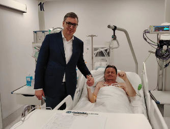 VUČIĆ OBJAVIO SLIKU SA GLIŠIĆEM U BOLNICI Podigao je pesnicu u vazduh i... "DARKO NESALOMIVI" (FOTO)