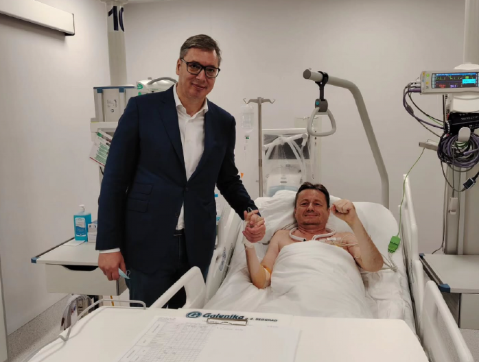VUČIĆ OBJAVIO SLIKU SA GLIŠIĆEM U BOLNICI Podigao je pesnicu u vazduh i... "DARKO NESALOMIVI" (FOTO)
