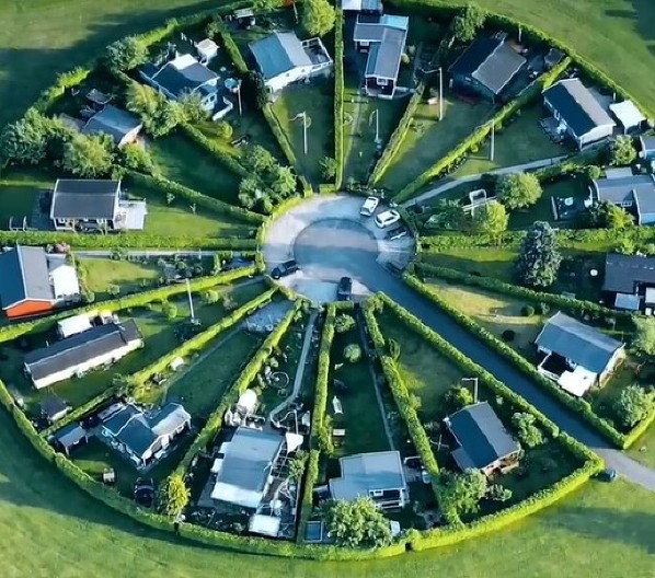 KRUŽNO SELO U DANSKOJ JE PRAVO REMEK- DELO Ideji se divi ceo svet, a u ovoj oazi nadomak grada uživaju stanovnici Kopenhagena