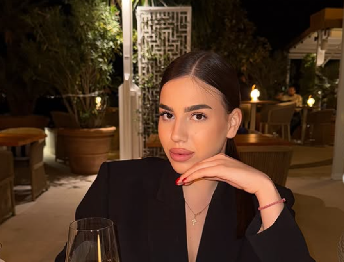 STEGLA GRUDI, A IZREZ NA NEZGODNOM MESTU! Una Čolić bez šminke, a mreže gore! (FOTO)