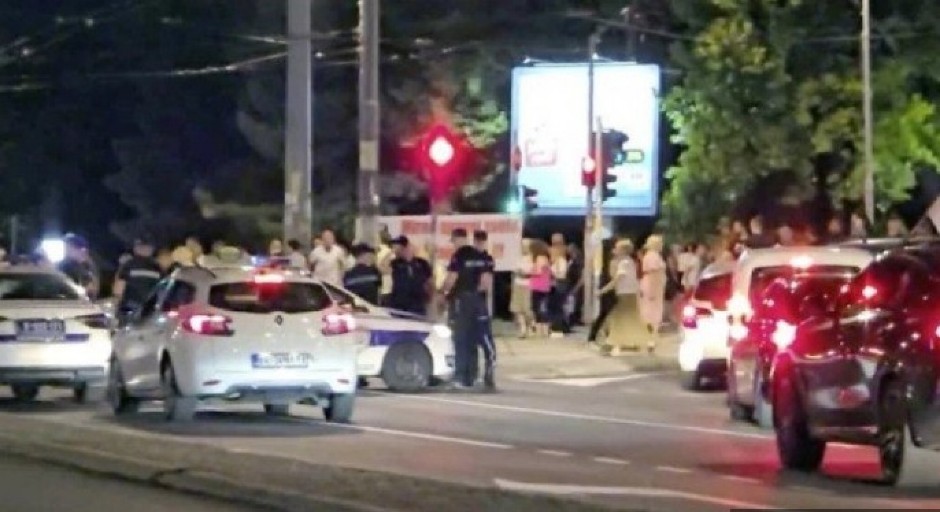 SRAMNI CIRKUS ZGUBIDANA NA KONJARNIKU! Blokirali raskrsnicu, naterali autobus da se okreće preko ostrva (VIDEO)