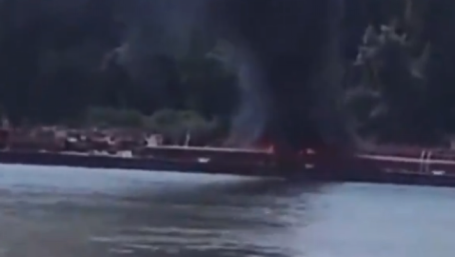 STRAVIČAN SNIMAK ZAPALJENOG HELIKOPTERA! Udario u dalekovode i pao na baržu, dvoje ljudi poginulo (VIDEO)