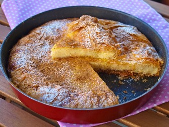 GRČKA GALATOPITA Pravi se od osnovnih sastojaka iz kujne, a prosto miluje nepca