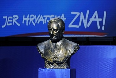 "FRANJO, FALIŠ!" Hrvatski novinar se slikao pored biste Tuđmana, ugašen mu Fejsbuk u roku od 24 časa!