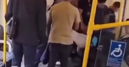 "IMA DECE OVDE, ČOVEČE!" Skinuo gaće usred voza, putnici ga uhvatili i izbacili napolje! (VIDEO)