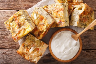 SOČNA GIBANICA SE TOPI U USTIMA Prepuna jogurta, polizaćete i tanjir