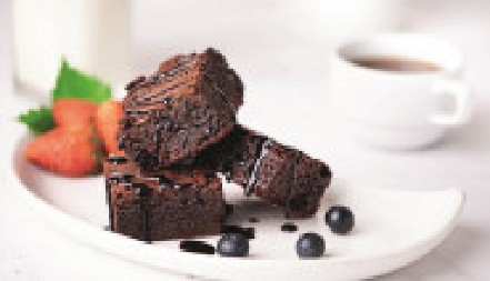 CRNI KOLAČ SA JOGURTOM Pravi se maltene sam, a i dupla mera će biti ništa