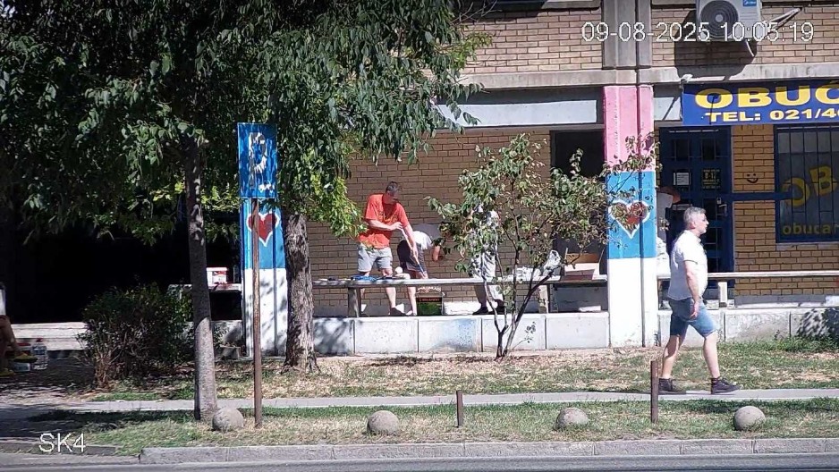 UNIŠTAVAJU SVE ŠTO JE SRPSKO! Bruka i divljaštvo blokadera na Limanu: Krenuli na srpske trobojke! (FOTO)