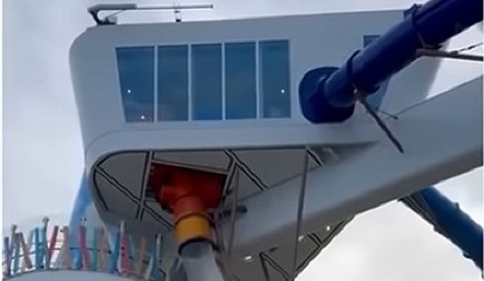 PANIKA NA NAJVEĆEM KRUZERU SVETA Staklena ploča pukla na vodenom toboganu – muškarac povređen, putnici u šoku! (VIDEO)