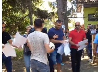 BANDA BLOKADERA NAPALA SLOVAČKE SVEČANOSTI! Lažno okrivili naprednjake! (VIDEO)