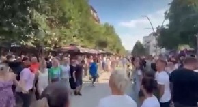 SRPSKI OTPOR NA TRGU KNEZA LAZARA!  Užičko kolo kao simbol opstanka i hrabrosti (VIDEO)