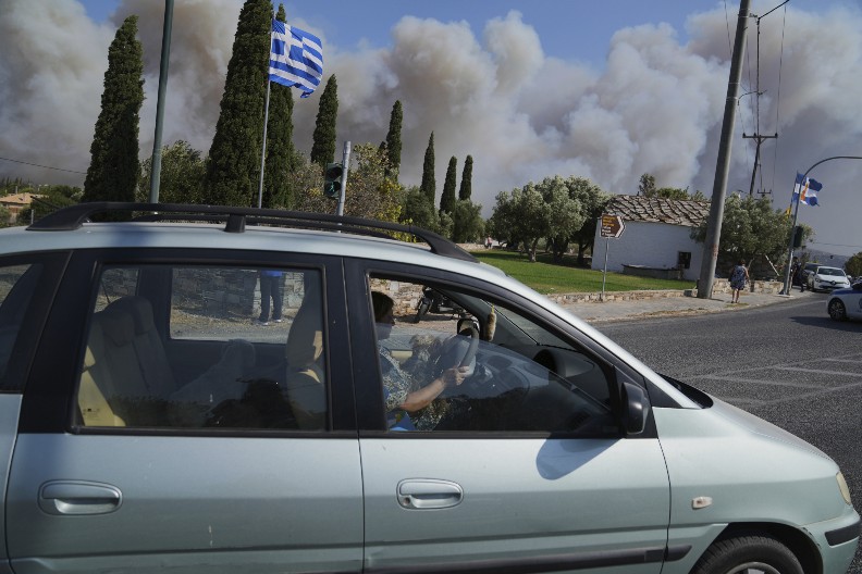 POŽARI BESNE U GRČKOJ Vatra se brzo širi (FOTO)
