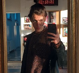 PEVAČ PRIZNAO DA JE U VEZI SA MUŠKARCEM: "Dve godine smo zajedno, zbog mene se preselio"