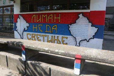 SRBIJU NISU SLOMILI NI AUSTROUGARI, NI NEMCI, A KAMOLI BLOKADERI! Srpska trobojka je za naš narod svetinja!