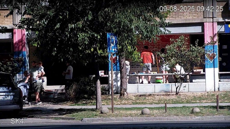 OPOZICIONI MEDIJI OPET IZVRĆU ISTINU! Za njih su separatističke bande “građani”, a srpska trobojka im je bedni grafit