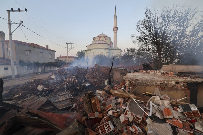 ''SVE SE TRESLO, POTRES JE BIO JAK'' Turska u paklu nakon snažnog zemljotresa: Jedna osoba poginula, 29 povređeno (FOTO)