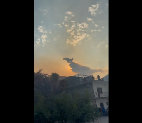 GUŽVA NA IZLAZU IZ SPLITA, NEKOLIKO LJUDI EVAKUISANO, STIGLI KANADERI Dramatično stanje zbog velikog požara (FOTO/VIDEO)