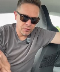 NEMOJTE OSTAVLJATI OVE STVARI U KOLIMA KAD JE VRUĆE Predmeti koji mogu eksplodirati ili izvati požar ako ostanu unutra