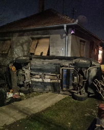 UŽAS KOD TUTINA Tokom prevrtanja automobila dete izletelo kroz šoferšajbnu, a drugo kroz zadnja vrata