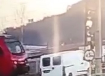 POKUŠAO DA ZAOBIĐE RAMPU PA VOZ NALETEO NA NJEGA Jeziv snimak tregedije iz Rakovice u kom je nastradao muškarac, dok se lekari bore za život deteta (VIDEO)