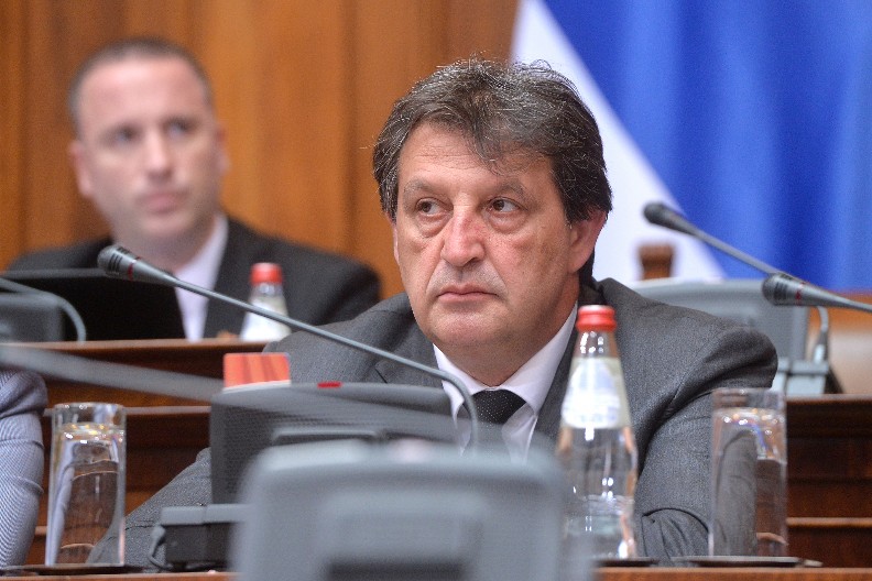 OGLASILO SE MINISTARSTVO ODBRANE "Civilni automobil, iz za sada nepoznatih razloga, udario u službeno vozilo u kome se nalazio ministar odbrane Bratislav Gašić"