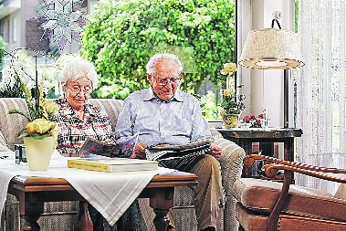 OBEĆANE VEĆE PENZIJE U Grčkoj usvojen budžet, Micotakis dao obećanja penzionerima