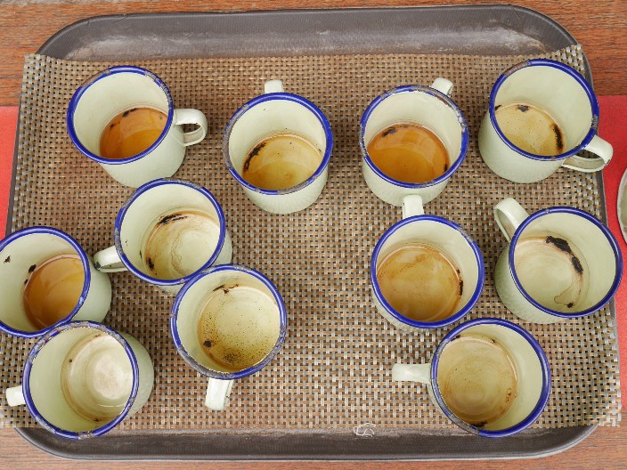 SKIDA SVE MRLJE OD KAFE I ČAJA KOJE NIKAKO NE MOŽETE DA OPERETE Iskoristila je jedan proizvod koju nikada ne biste pomislili da sipate na sudove