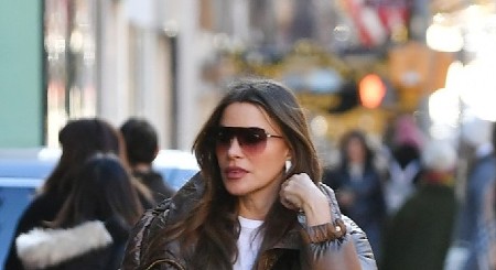 TOPLA JAKNA U HIT BOJI ZA 2025. GODINU Bukvalno je nećete skidati sa sebe tokom cele zime, podseća na ćebe, ali je laka kao pero