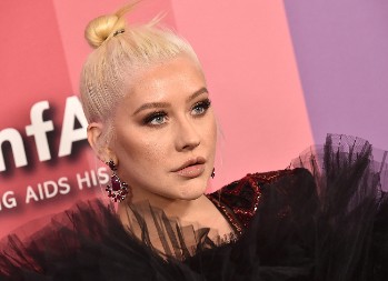 NA SEBI JE IMALA SAMO UTEGNUTE KOŽNE PANTALONE  Slavna pevačica u 44. godini kida kako izgleda, telo ima za desetku!