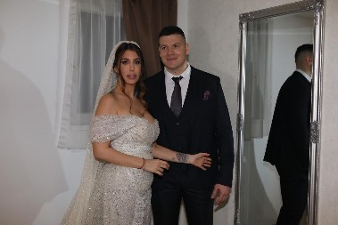 SLOBA RADANOVIĆ SA SUPRUGOM ISPOŠTOVAO TRADICIONALNE SRPSKE OBIČAJE Javno drugim ljudima dali pravi primer!