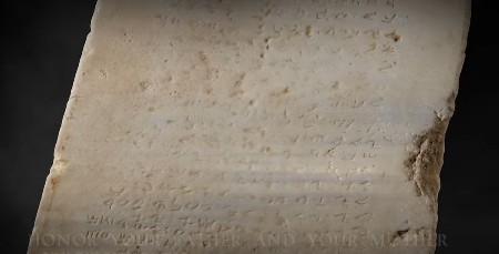 BOŽIJE ZAPOVESTI JOŠ UVEK NA CENI Najstarija ploča sa natpisom prodata za preko pet miliona dolara (VIDEO)