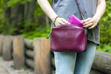 "KAKO TE BRE NIJE SRAMOTA"Konobarice vratile novčanik sa 400.000 evra, a zbog poteza vlasnika se usijale društvene mre